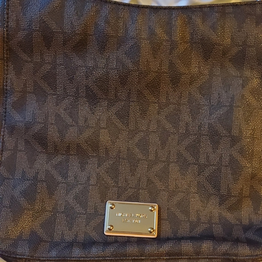 Micheal Kors Jet Set Crossbody bag